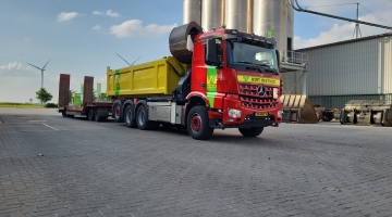 Vrachtwagen met dieplader